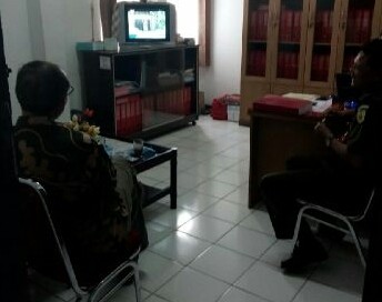 Maman Benyamin saat berada di ruang Kasi Eksekusi dan Eksaminasi Kejati Jambi